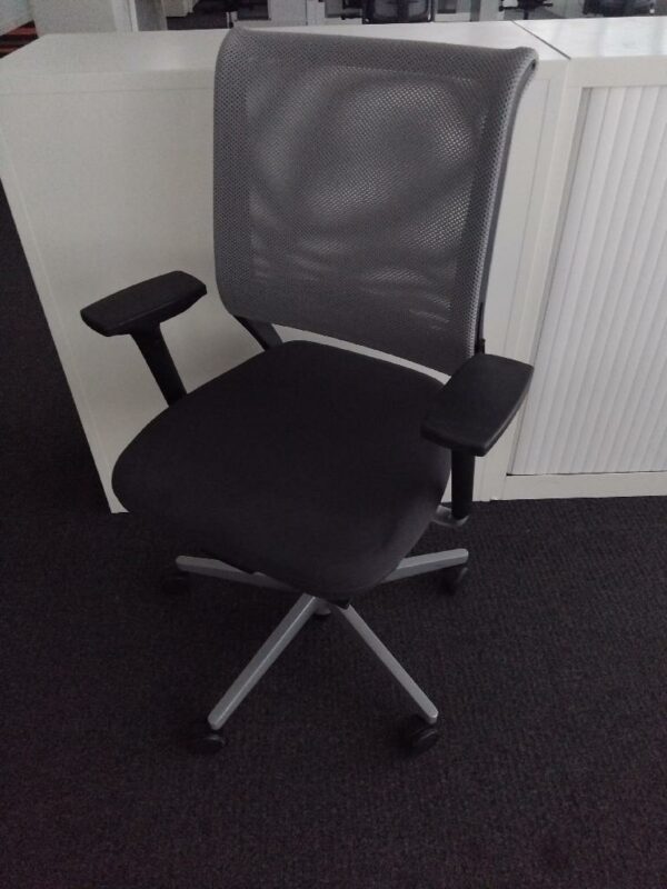 Fauteuil de bureau sur roulettes de marque Sedus avec assise en tissu gris anthracite et dossier en résine gris clair. 93 unités vendues avec faculté de réunion. Localisation : Tour Coeur Défense A 100 esplanade Du Général de Gaulle 92400 Courbevoie
