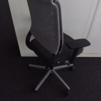 Fauteuil de bureau sur roulettes de marque Sedus avec assise en tissu gris anthracite et dossier en résine gris clair. 93 unités vendues avec faculté de réunion. Localisation : Tour Coeur Défense A 100 esplanade Du Général de Gaulle 92400 Courbevoie – Image 2