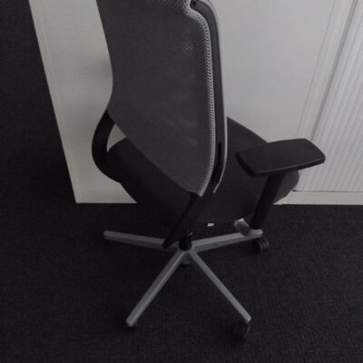 Fauteuil de bureau sur roulettes de marque Sedus avec assise en tissu gris anthracite et dossier en résine gris clair. 93 unités vendues avec faculté de réunion. Localisation : Tour Coeur Défense A 100 esplanade Du Général de Gaulle 92400 Courbevoie