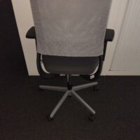 Fauteuil de bureau sur roulettes de marque Sedus avec assise en tissu gris anthracite et dossier en résine gris clair. 93 unités vendues avec faculté de réunion. Localisation : Tour Coeur Défense A 100 esplanade Du Général de Gaulle 92400 Courbevoie – Image 3