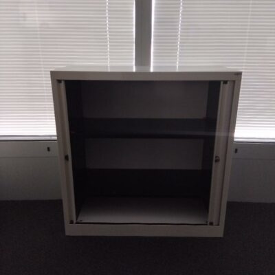 Armoire métallique  de couleur blanche . Dimensions: 100 par 100 par 45 cm. 15 unités vendues avec faculté de réunion. Localisation : Tour Coeur Défense A 100 esplanade Du Général de Gaulle 92400 Courbevoie