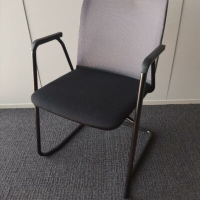 Chaise empilable de marque Haworth assise en tissu noir dossier en résine gris. 66 unités vendues avec faculté de réunion. Localisation : Tour Coeur Défense A 100 esplanade Du Général de Gaulle 92400 Courbevoie