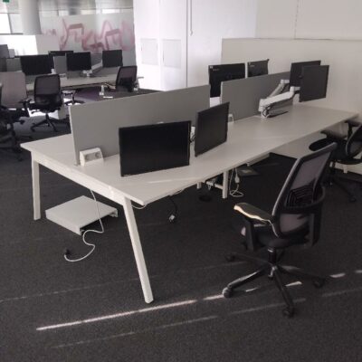 Bureau bench de 4 postes de travail de marque Haworth dimensions du plateau 320×160 cm,  structure métallique blanche plateau blanc avec passage de câble trappe technique. 16 unités vendues avec faculté de réunion. Localisation : Tour Coeur Défense A 100 esplanade Du Général de Gaulle 92400 Courbevoie