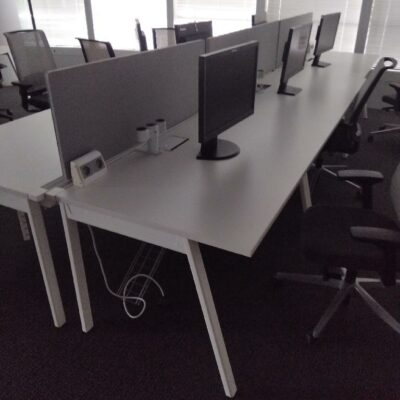 Bureau individuel droit de marque Haworth à plateau en bois blanc structure métallique blanc avec passage ou sans passage de câble trappe technique. Dimensions: 140 par 80 cm. 18 unités vendues avec faculté de réunion. Localisation : Tour Coeur Défense A 100 esplanade Du Général de Gaulle 92400 Courbevoie