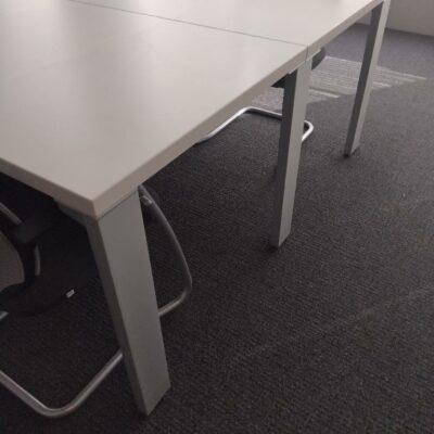 Table de réunion en 8 plateaux avec passage de câbles. Dimensions: 650×160 cm. 2 unités vendues avec faculté de réunion. Localisation : Tour Coeur Défense A 100 esplanade Du Général de Gaulle 92400 Courbevoie

Unités : 2