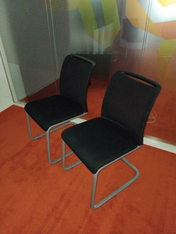 Chaises visiteurs de marque Steelcase assise en tissu noir dossier en résille noire. 8 unités vendues avec faculté de réunion. Localisation : Tour Coeur Défense A 100 esplanade Du Général de Gaulle 92400 Courbevoie