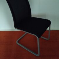 Chaises visiteurs de marque Steelcase assise en tissu noir dossier en résille noire. 8 unités vendues avec faculté de réunion. Localisation : Tour Coeur Défense A 100 esplanade Du Général de Gaulle 92400 Courbevoie – Image 2