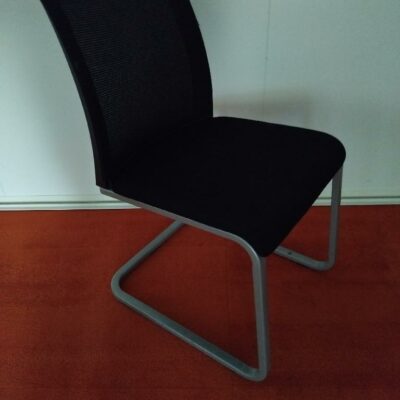 Chaises visiteurs de marque Steelcase assise en tissu noir dossier en résille noire. 8 unités vendues avec faculté de réunion. Localisation : Tour Coeur Défense A 100 esplanade Du Général de Gaulle 92400 Courbevoie