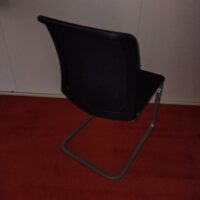Chaises visiteurs de marque Steelcase assise en tissu noir dossier en résille noire. 8 unités vendues avec faculté de réunion. Localisation : Tour Coeur Défense A 100 esplanade Du Général de Gaulle 92400 Courbevoie – Image 3