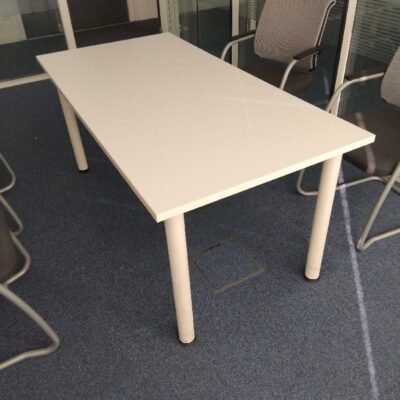 Table plateau bois blanc piètement métallique 4 pieds blancs . Dimensions: 140x 80 cm. 10 unités vendues avec faculté de réunion. Localisation : Tour Coeur Défense A 100 esplanade Du Général de Gaulle 92400 Courbevoie