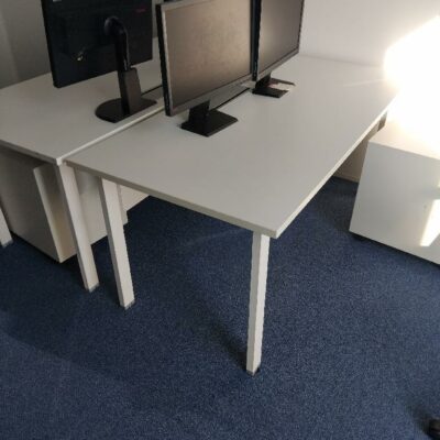 Bureau droit à plateau bois blanc et piètement métal blanc avec trappe technique. Dimensions: 160 par 80 cm. 12 unités vendues avec faculté de réunion. Localisation : Tour Coeur Défense A 100 esplanade Du Général de Gaulle 92400 Courbevoie