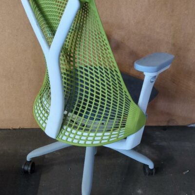 Fauteuil pivotant ajustable de marque Herman Miller modèle Sayl, assise en tissu gris, dossier en plastique vert, piètement en étoile à 5 branches sur roulettes. 100 x 62 x 65 cm (accidents aux accoudoirs). 32 unités vendues avec faculté de réunion. Localisation : 8 rue de la Fossé aux Leux 91700 Ste Geneviève des Bois
