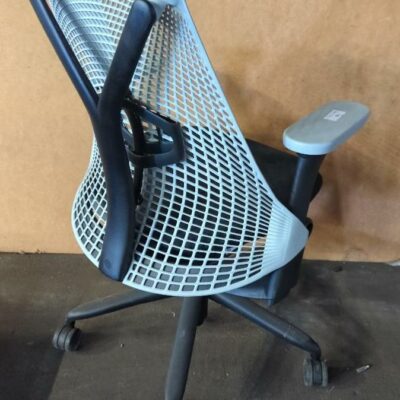 Fauteuil pivotant ajustable de marque Herman Miller modèle Sayl, assise en tissu noir, dossier en plastique gris, piètement en étoile à 5 branches sur roulettes. 100 x 62 x 65 cm. 30 unités vendues avec faculté de réunion. Localisation : 8 rue de la Fossé aux Leux 91700 Ste Geneviève des Bois
