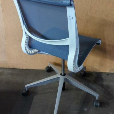 Chaise pivotante ajustable de marque Herman Miller modèle Setu, assise et dossiers en résille bleue, armature en plastique blanc, piétement en aluminium en étoile à 5 branches sur roulettes. 98 x 48 x 66 cm. 142 unités vendues avec faculté de réunion. Localisation : 8 rue de la Fossé aux Leux 91700 Ste Geneviève des Bois