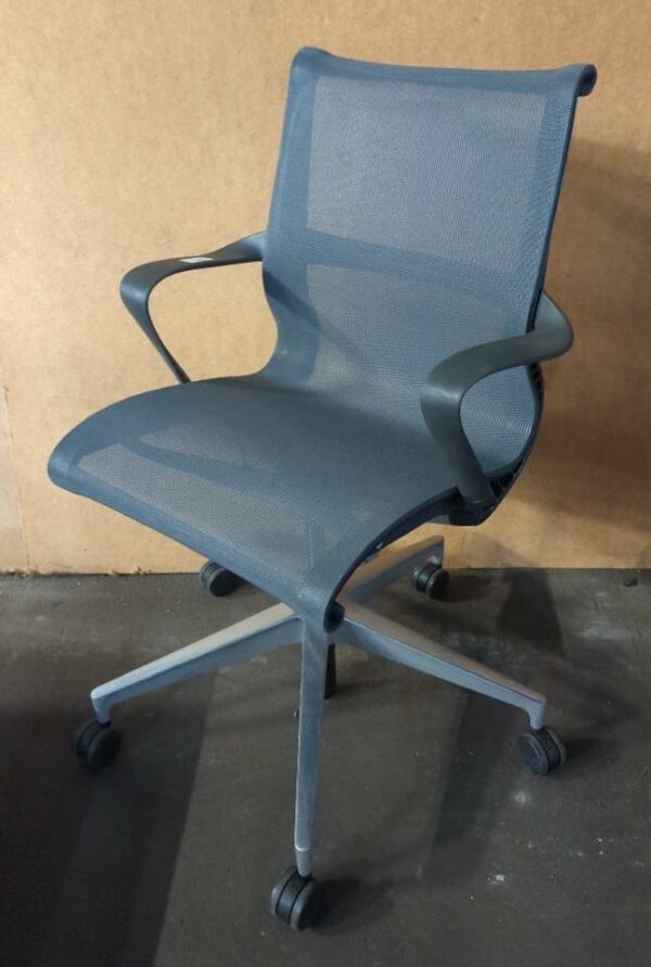 Fauteuil pivotant ajustable de marque Herman Miller modèle Setu, assise et dossier en résille gris anthracite, armature et accoudoirs en plastique noir, piètement en étoile à 5 branches sur roulettes. 93 x 59 x 68 cm. 20 unités vendues avec faculté de réunion. Localisation : 8 rue de la Fossé aux Leux 91700 Ste Geneviève des Bois