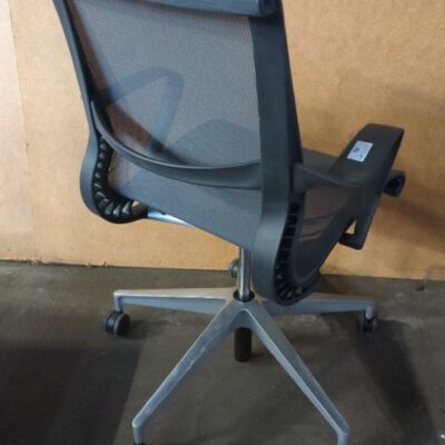 Fauteuil pivotant ajustable de marque Herman Miller modèle Setu, assise et dossier en résille gris anthracite, armature et accoudoirs en plastique noir, piètement en étoile à 5 branches sur roulettes. 93 x 59 x 68 cm. 20 unités vendues avec faculté de réunion. Localisation : 8 rue de la Fossé aux Leux 91700 Ste Geneviève des Bois