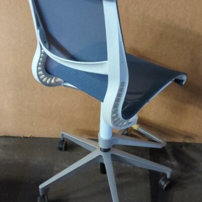 Chaise haute pivotante ajustable de marque Herman Miller modèle Setu, assise et dossier en résille bleue, armature en plastique blanc, piétement en étoile à 5 branches sur roulettes avec repose-pied. 108 x 48 x 70 cm. 38 unités vendues avec faculté de réunion. Localisation : 8 rue de la Fossé aux Leux 91700 Ste Geneviève des Bois