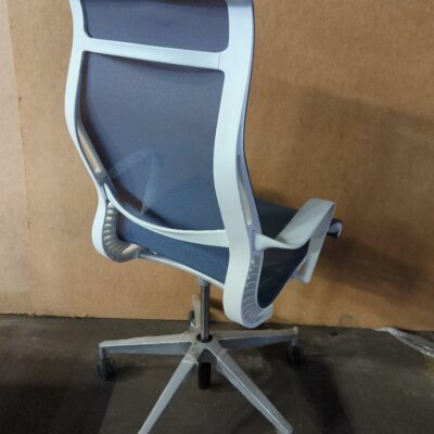 Fauteuil haut pivotant ajustable de marque Herman Miller modèle Setu, dossier et assise en résine grise, armature et accoudoirs en plastique blanc, piétement en étoile à 5 branches sur roulettes. 122 x 67 x 68 cm. Localisation : 8 rue de la Fossé aux Leux 91700 Ste Geneviève des Bois