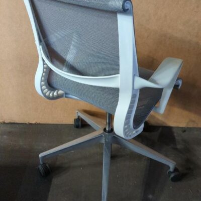 Fauteuil pivotant ajustable de marque Herman Miller modèle Setu, assise et dossier en résille grise, armature et accoudoirs en plastique blanc, piètement en étoile à 5 branches sur roulettes. 93 x 59 x 68 cm. 18 unités vendues avec faculté de réunion. Localisation : 8 rue de la Fossé aux Leux 91700 Ste Geneviève des Bois