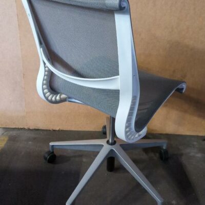 Chaise pivotante ajustable de marque Herman Miller modèle Setu, assise et dossier en résille grise, armature en plastique blanc, piètement sur roulettes en étoile à 5 branches. 98 x 48 x 66 cm. 8 unités vendues avec faculté de réunion. Localisation : 8 rue de la Fossé aux Leux 91700 Ste Geneviève des Bois