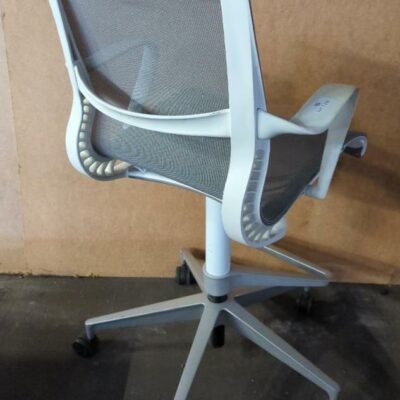 Fauteuil haut pivotant ajustable de marque Herman Miller modèle Setu, assise et dossier en résine grise, armature et accoudoirs en plastique blanc, piétement en étoile à 5 branches sur roulettes avec repose-pied. 110 x 60 x 75 cm. 3 unités vendues avec faculté de réunion. Localisation : 8 rue de la Fossé aux Leux 91700 Ste Geneviève des Bois