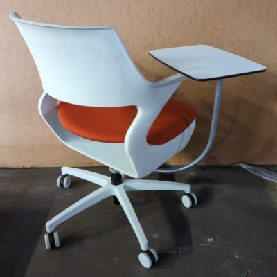 Fauteuil de formation sur roulettes avec tablette orientable et rangement sous le siège, armature en plastique blanc, assise en tissu de différentes couleurs dont bleu, orange ou vert, piètement en acier laqué blanc. 88 x 60 x 70 cm. 18 unités vendues avec faculté de réunion. Localisation : 8 rue de la Fossé aux Leux 91700 Ste Geneviève des Bois