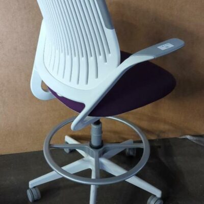 Fauteuil pivotant ajustable de marque Steelcase modèle Cobi, arrière du dossier en plastique blanc, dossier en résille noire, assise en tissu violet, piétement en étoile à 5 branches sur roulettes avec repose-pied. 110 x 63 x 68 cm. 7 unités vendues avec faculté de réunion. Localisation : 8 rue de la Fossé aux Leux 91700 Ste Geneviève des Bois