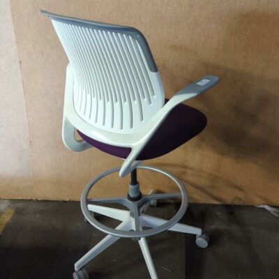 Fauteuil pivotant ajustable de marque Steelcase modèle Cobi, arrière du dossier en plastique blanc, dossier en résine blanche, assise en tissu violet, piétement en étoile à 5 branches sur roulettes avec repose-pied (tâches). 110 x 63 x 68 cm. 6 unités vendues avec faculté de réunion. Localisation : 8 rue de la Fossé aux Leux 91700 Ste Geneviève des Bois