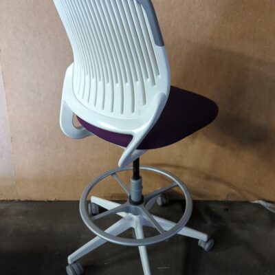 Chaise haute pivotante ajustable de marque Steelcase modèle Cobi, arrière du dossier en plastique blanc, dossier en résille blanche, assise en tissu violet, piétement en étoile à 5 branches sur roulettes avec repose-pied (tâches). 120 x 48 x 68 cm. 10 unités vendues avec faculté de réunion. Localisation : 8 rue de la Fossé aux Leux 91700 Ste Geneviève des Bois