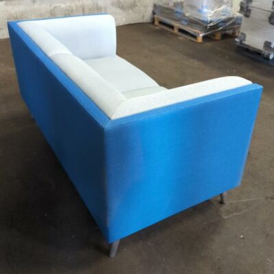 Canapé de marque Connection recouvert de tissu bicolore bleu roi et gris clair, 4 pieds en acier chromé. 76 x 162 x 77 cm. 2 unités vendues avec faculté de réunion. Localisation : 8 rue de la Fossé aux Leux 91700 Ste Geneviève des Bois