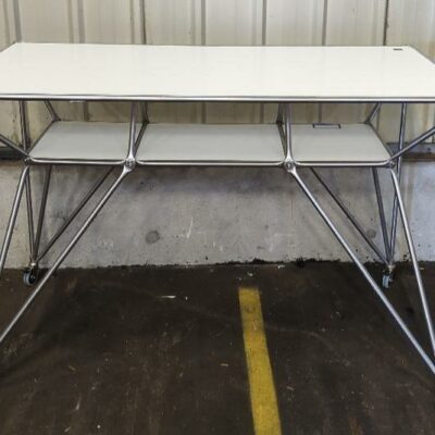 Table haute rectangulaire sur roulettes design Thinking Line modèle T4 édition System 180, avec espace de rangement sous le plateau, piètement en acier tubulaire chromé. 108 x 160 x 80 cm. 2 unités vendues avec faculté de réunion. Localisation : 8 rue de la Fossé aux Leux 91700 Ste Geneviève des Bois