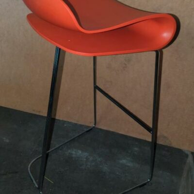 Tabouret haut design Harry & Camila modèle BCN édition Kristalia en polypropylène orange et piètement en acier chromé. 88 x 40 x 42 cm. 4 unités vendues avec faculté de réunion. Localisation : 8 rue de la Fossé aux Leux 91700 Ste Geneviève des Bois