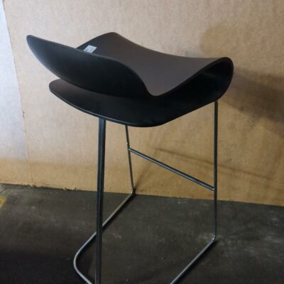 Tabouret haut design Harry & Camila modèle BCN édition Kristalia en polypropylène noir et piètement en acier chromé. 88 x 40 x 42 cm. 4 unités vendues avec faculté de réunion. Localisation : 8 rue de la Fossé aux Leux 91700 Ste Geneviève des Bois