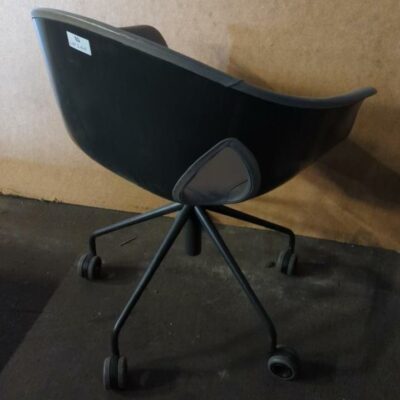 Fauteuil pivotant sur roulettes design Roberto Lazzeroni modèle Ginger Ale édition Poltrona frau, coque en plastique noir, intérieur en cuir taupe. 89 x 62 x 55 cm . 7 unités vendues avec faculté de réunion. Localisation : 8 rue de la Fossé aux Leux 91700 Ste Geneviève des Bois
