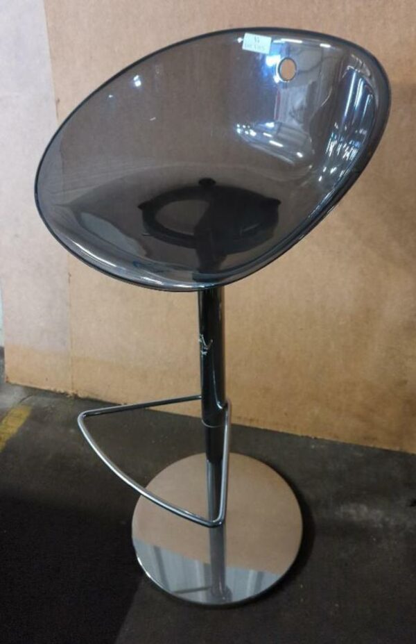 Tabouret haut pivotant ajustable design Claudio Dondoli & Marco Poccide modèle Gliss édition Pedrali en polycarbonate translucide noir, piètement en métal chromé sur base circulaire. 106 x 48 x 50 cm. 11 unités vendues avec faculté de réunion. Localisation : 8 rue de la Fossé aux Leux 91700 Ste Geneviève des Bois