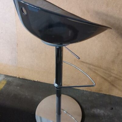 Tabouret haut pivotant ajustable design Claudio Dondoli & Marco Poccide modèle Gliss édition Pedrali en polycarbonate translucide noir, piètement en métal chromé sur base circulaire. 106 x 48 x 50 cm. 11 unités vendues avec faculté de réunion. Localisation : 8 rue de la Fossé aux Leux 91700 Ste Geneviève des Bois