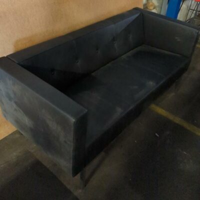Canapé de marque Artifort en cuir noir, dossier capitonné, piètement en métal chromé. 73 x 170 x 74 cm. Localisation : 8 rue de la Fossé aux Leux 91700 Ste Geneviève des Bois