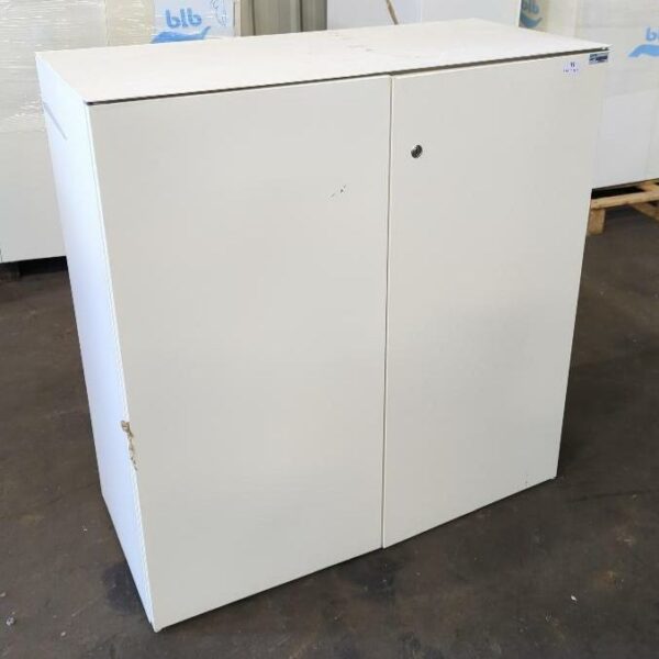 Armoire métallique mi-haute en acier laqué blanc ouvrant par deux portes battantes. 105 x 100 x 46 cm. 17 unités vendues avec faculté de réunion. Localisation : 8 rue de la Fossé aux Leux 91700 Ste Geneviève des Bois