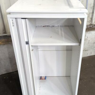 Placard sur roulettes de marque Steelcase ouvrant par une porte coulissante, poignée latérale. 107 x 54 x 44 cm. 16 unités vendues avec faculté de réunion. Localisation : 8 rue de la Fossé aux Leux 91700 Ste Geneviève des Bois