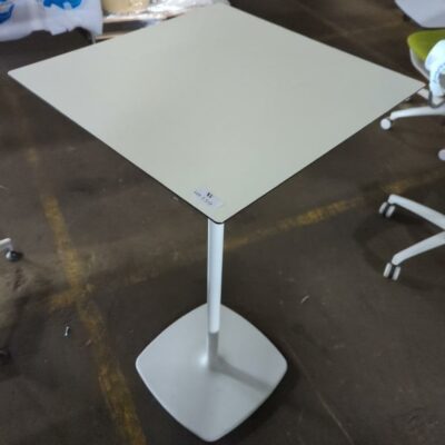 Mange debout, plateau carré en bois blanc sur un pied central en acier laqué blanc.. 113 x 60 cm. 6 unités vendues avec faculté de réunion. Localisation : 8 rue de la Fossé aux Leux 91700 Ste Geneviève des Bois