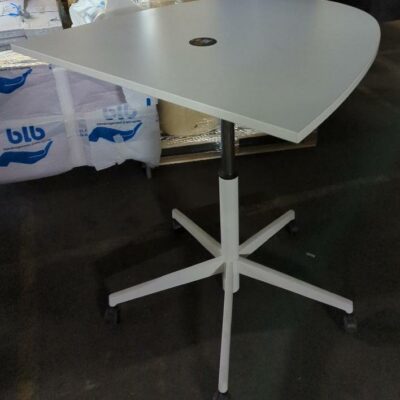 Table demi lune ajustable en hauteur sur roulettes, plateau en bois blanc. 68 x 100 x 100. Hauteur max 112 cm. Localisation : 8 rue de la Fossé aux Leux 91700 Ste Geneviève des Bois