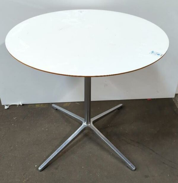 Table ronde de marque Allermuir, plateau en bois blanc, piétement en étoile à 4 branches en métal sur patins. 73 x 75 cm. 4 unités vendues avec faculté de réunion. Localisation : 8 rue de la Fossé aux Leux 91700 Ste Geneviève des Bois