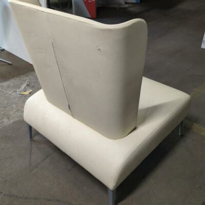 Fauteuil de marque Segis en cuir beige sur 4 pieds en métal. 104 x 87 x 80 cm (petit accroc à l’arrière du dossier). Localisation : 8 rue de la Fossé aux Leux 91700 Ste Geneviève des Bois