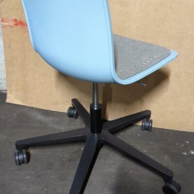 Chaise pivotante ajustable sur roulettes design Jasper Morrison modèle Hal Re édition Vitra, coque en plastique bleu ciel, galette d’assise en tissu chiné gris. 83 x 48 x 70 cm. Localisation : 8 rue de la Fossé aux Leux 91700 Ste Geneviève des Bois