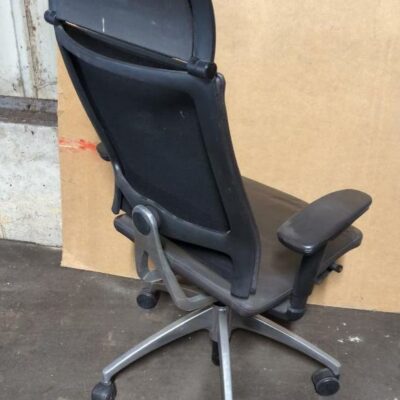 Fauteuil de direction pivotant ajustable sur roulettes de marque Sedus en cuir noir. 116 x 70 x 70 cm. Localisation : 8 rue de la Fossé aux Leux 91700 Ste Geneviève des Bois