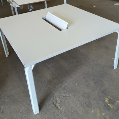 Table de réunion de marque Haworth, plateau carré en bois blanc avec trappe passe câble, pieds en acier laqué blanc. 74 x 140 cm. Localisation : 8 rue de la Fossé aux Leux 91700 Ste Geneviève des Bois