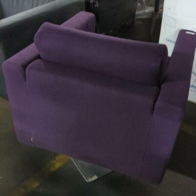 Fauteuil pivotant recouvert de feutrine grenat sur base en métal carrée. 80 x 77 x 85 cm. Localisation : 8 rue de la Fossé aux Leux 91700 Ste Geneviève des Bois