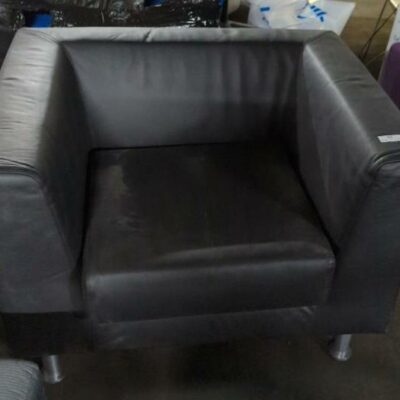Fauteuil de marque Luxy en simili cuir noir, 4 pieds métal. 66 x 90 x 76 cm. Localisation : 8 rue de la Fossé aux Leux 91700 Ste Geneviève des Bois