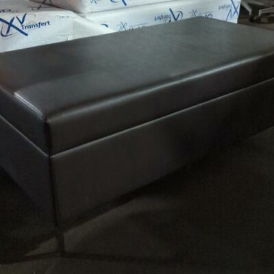 Banquette rectangulaire en simili cuir marron, piètement en métal. 47 x 120 x 65 cm. 9 unités vendues avec faculté de réunion. Localisation : 8 rue de la Fossé aux Leux 91700 Ste Geneviève des Bois