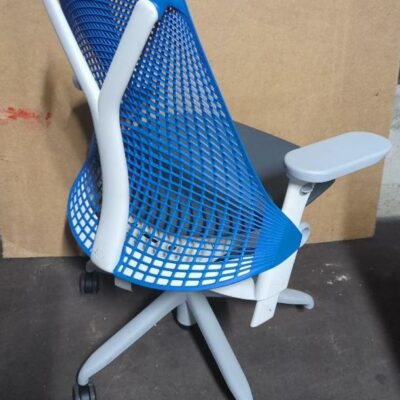 Fauteuil pivotant ajustable de marque Herman Miller modèle Sayl, assise en tissu gris, dossier en plastique bleu, piètement en étoile à 5 branches sur roulettes. 100 x 62 x 65 cm. 2 unités vendues avec faculté de réunion. Localisation : 8 rue de la Fossé aux Leux 91700 Ste Geneviève des Bois